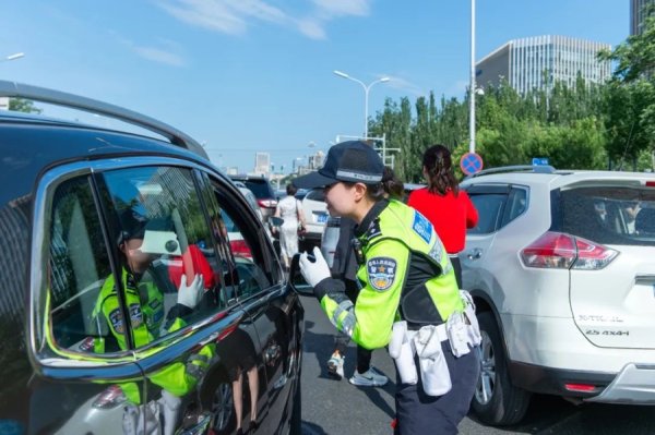 天通盈 “骑”开得胜，首都女骑警为高考护航