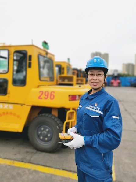 双悦网 港口码头的“板正女子”